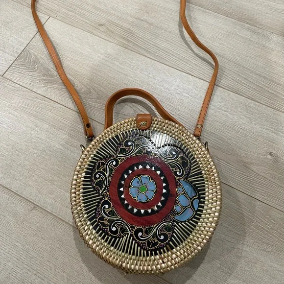 New! Hand-painted Indonesian round shaped woven rattan bag - Picture 2 of 5